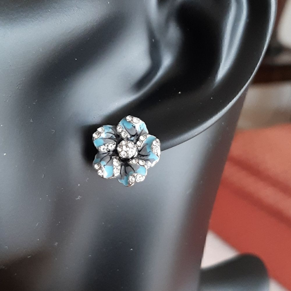 Flower leaf stud earrings - Picture 2 of 3